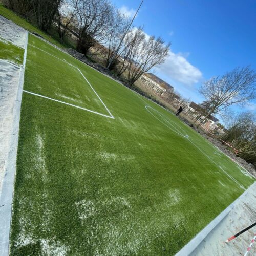 Kunstgras speelvloeren 58 Kunstgras speelvloer met ingelegde belijningen t.b.v. een sportkooi van ons met afmetingen 10x20m. Lokatie Serooskerke
